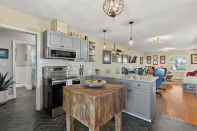 Image de Farm style home in the heart of wine country, with acreage and a hot tub!