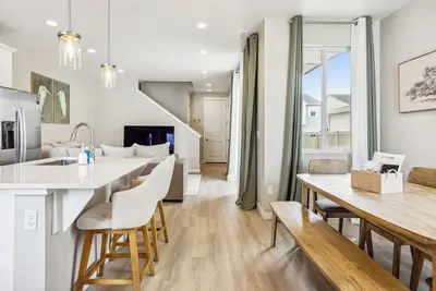 Image de Newly built 3 bedroom 2 1/2 bath townhome with park & seasonal pool