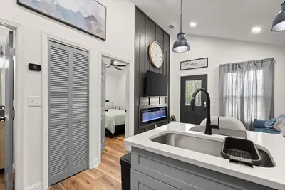 Image de 2bd/2ba Designer Cottage in Decatur – Couples/Solo