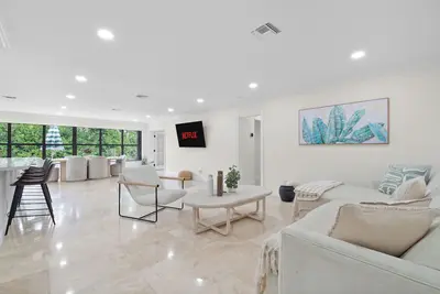 Image de ★★★★★ Stylish Fort Lauderdale Home with Private Heated Pool and Palm Oasis Haven