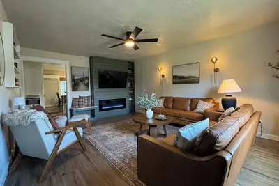 Historic 2 Br•King Bed•Big Yard•Firepit•Fireplace•Trailer Parking