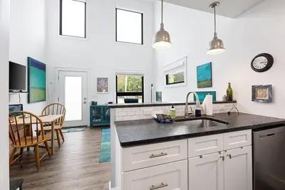 Image de Waterscape Loft @ City Limit Lofts • Walk/Bike to Downtown