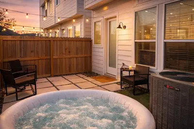 Image de Stylish & Spacious 3br Gem W/ Hottub Near Downtown