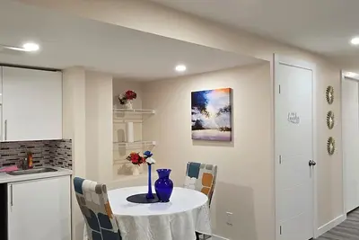 Image de Stormwater Haven: Peaceful, Stylish and comfortable space in South Winnipeg.