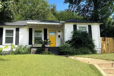 Image de Whole 3 Bedroom Cottage + Yard Near Medical District & Downtown Tyler
