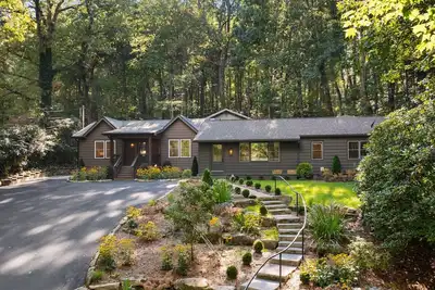 Image de Dahlia House: Spacious 5 Bdrm retreat in Highlands, Nc, steps from town.
