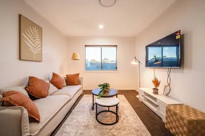 Image de Little Hampton Retreat - Family Fun House w Pool