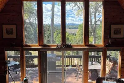 Image de Escape to the heart of the Colorado mountains at this peaceful cabin retreat.