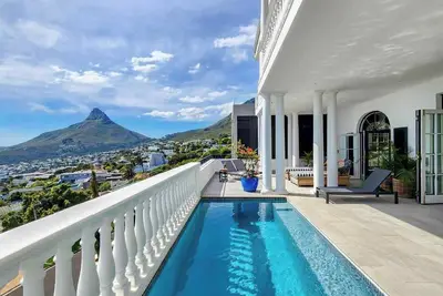 Image de Luxury 4br Villa w/ Pool & Ocean Views, Bakoven