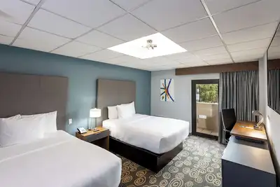 Image de Pets Stay Free Near Vizcaya Gardens With Pool And Airport Shuttle