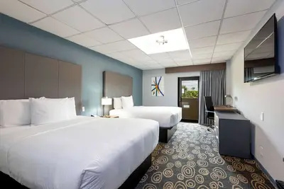 Image de 2 Queen Beds with Outdoor Pool, Free Shuttle and Pets Welcome