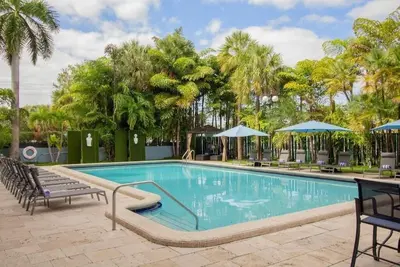 Image de 3 Modern Units with Outdoor Pool, Airport Shuttle | Pet-friendly