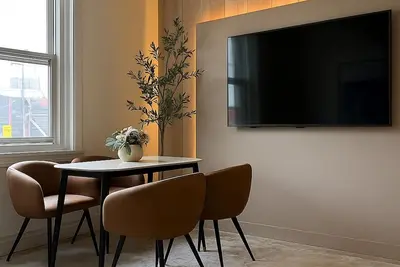 Image de Free Parking •King Bed •Right Where You Want to Be