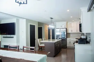 Image de Welcome to your cozy Raymond retreat — a warm, family-friendly house.