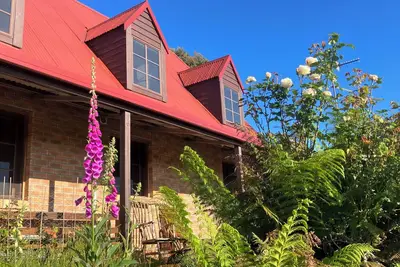 Image de SeaHen Lodge - entire house - rustic farmhouse charm with amazing mountain views