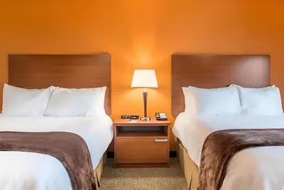 Image de Extended-Stay Unit with Kitchen & Outdoor Grilling Pavilion - Comfort in Wixom