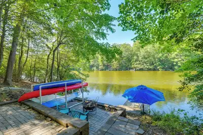 Image de Lakefront Log Cabin Retreat w/ Hot tub + Kayaks!