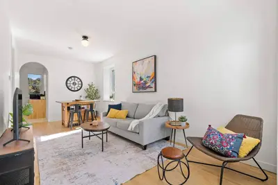 Image de The Lokal  2 Kings Queen Suite in Sunnyside Yyc