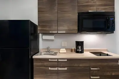 Image de 2 Kitchen-Equipped Rooms Near Concerts and Events - Explore Warhawk Air Museum!