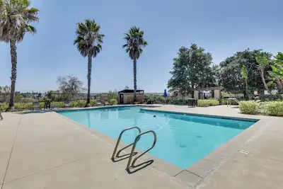 Image de Walk to Public Transit: Oceanside Home w/ Balcony
