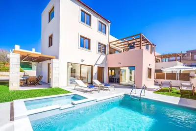 Image de Chryseis Villa Chania: Walk to Beach, Shops & Restaurants / Private Heated Pool
