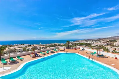 Image de Appartement de Vacances 'Panoramic Ocean Mountain View 3' avec Vue sur la Mer, Wi-Fi et Climatisation