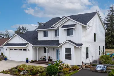 Image de Large Family Home on Golf Course. Short Walk to Beach. Private Workspace.