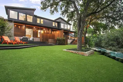 Image de Full Duplex Atx Modern Creekside Retreat + Hot Tub