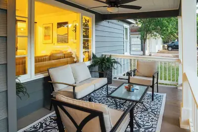 Image de Luxury Getaway, Hot Tub Walk to Square and Swu