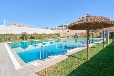 Image de Appartement 'Vues sur la Mer et la Montagne' avec vue sur la mer, piscine partagée et climatisation