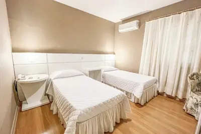 Image de 2 Comfortable Double Twin Room Set Amid Forest Canopy with Easy Access to Trail