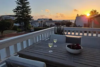 Image de Stylish coastal home in Sorrento featuring spacious living, modern finishes, and relaxing outdoor spaces perfect for a serene seaside getaway