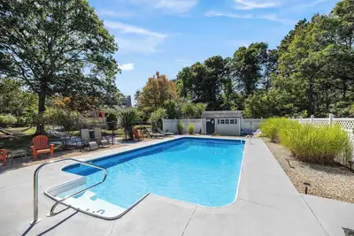 Image de Bright & Spacious Poolside Cape Getaway