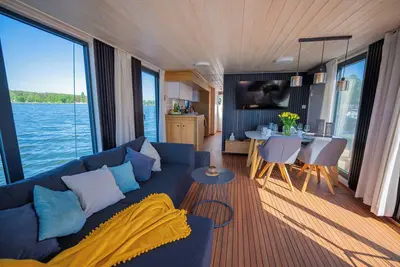 Image de Magical hideaway on the lake: Juno Woma D13 houseboat
