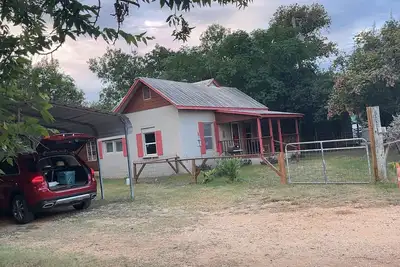 Image de 美德Merde | Entire home in Bandera, Texas