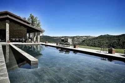 Image de Maison de campagne accueillante avec piscine & vue sur les collines! -Villa Kaja