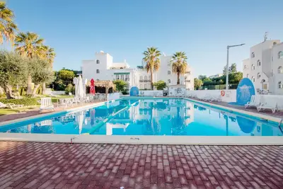 Image de Appartement 'Tavira Garden T1' avec Piscine Partagée, Wi-Fi et Climatisation