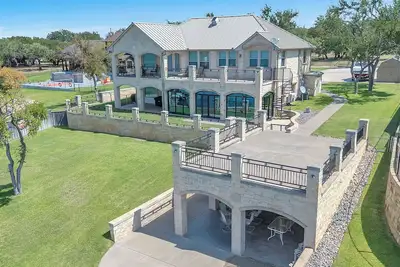 Image de Relax, Unwind & Dockside Dine by the Lake