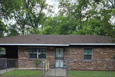 Image de Charming 3-bedroom house in Dermott with plenty of yard for family activities.