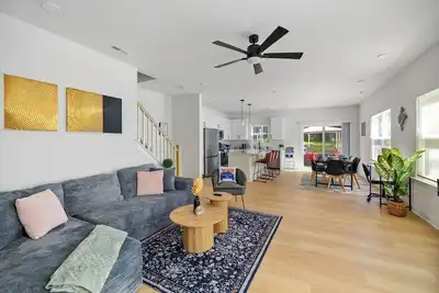 Image de Modern 4br Home / Hot Tub • Game Room • Fenced