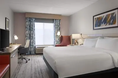 Image de 1 King Bed with Sofa bed | Easy access to Airport + Gym, Indoor Pool & Breakfast