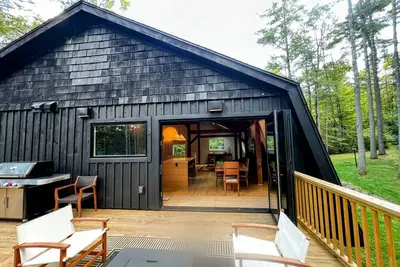 Image de Renovated Catskills home nestled on 6 acres in the pines - 20 min to skiing!
