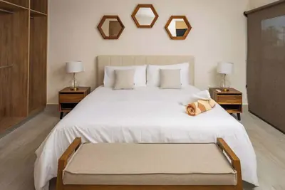 Image de Harmony and Luxury on Avenida Huayacán