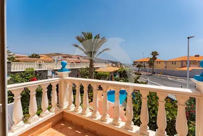 Image de Maison de vacances 'Nice 14c El Medano Beach Only' avec piscine partagée