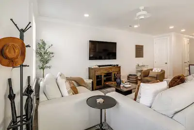 Image de 3 Mi to Ole Miss, New Build: Inviting Townhome!