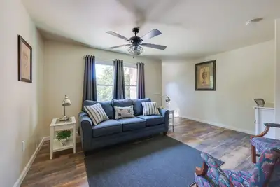 Image de 6 Mi to the Summit: Stylish Apt w/ Patio Access