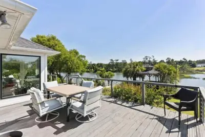 Image de Beautiful waterfront house located in Hampstead, Nc