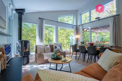 Image de Lit King, Écran cinéma, Spa privé, Piscine, Sauna, Billard, Près de Québec