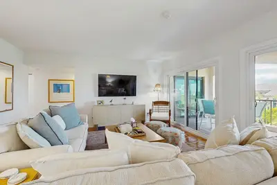 Image de Newly Renovated Spacious Villa w/ Ocean views, Pool & Beach access