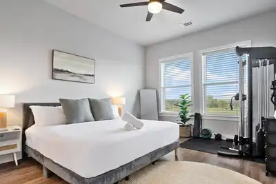 Image de Pet-Friendly East Atx w/ Gym, Work Desk & Parking